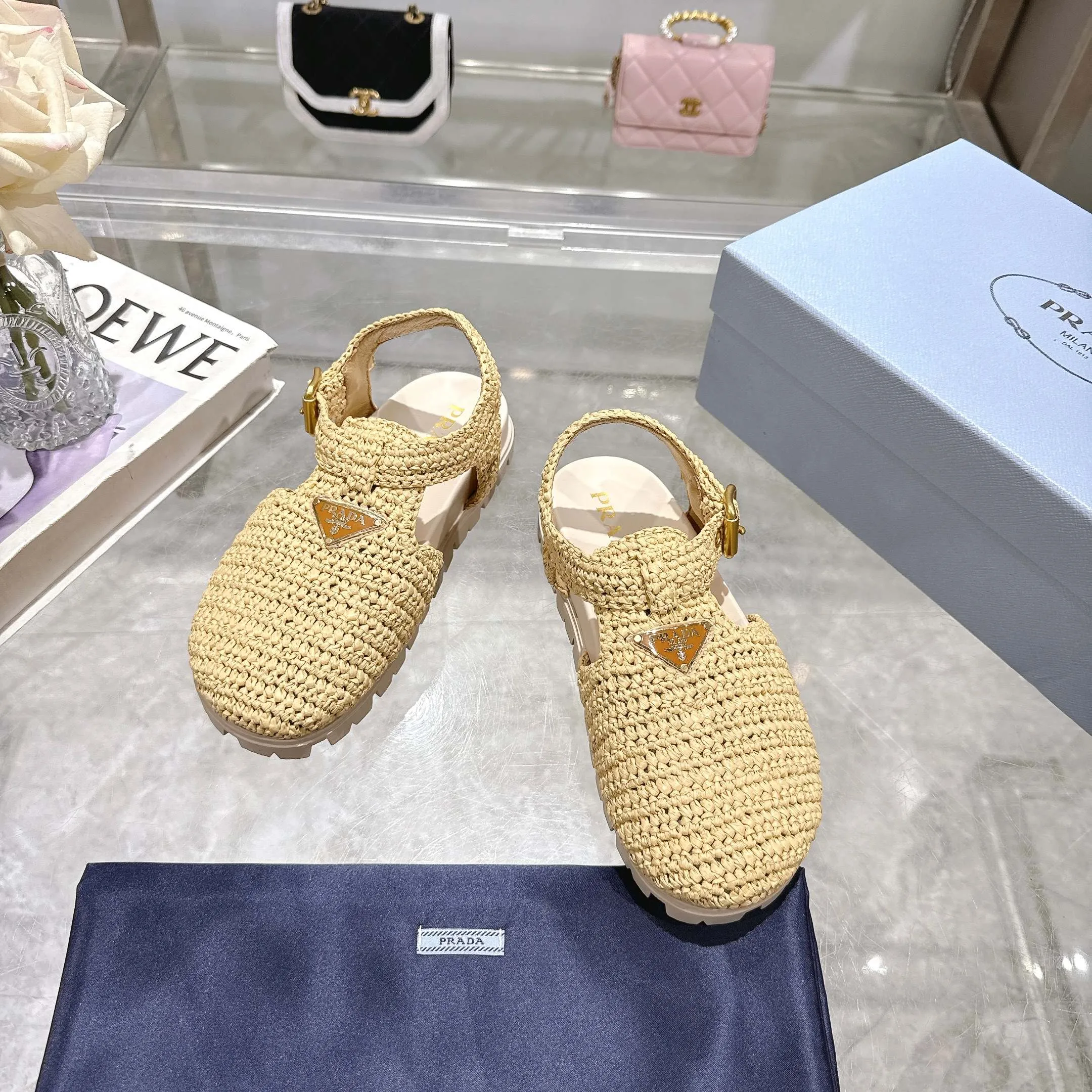 👟👟Ex-factory price 520👟👟 Original environmentally friendly PP paper material, high version Prada Prada's latest pig cage shoes Roman woven flat rubber sandals latest environmentally friendly ♻️PP material high price Fully handmade crochet Just like knitting sweaters, slow workmanship Retro fashionable and avant-garde thick soles with rubber uppers, retro wood grain to meet the various choices of fashionable people of different styles! The iconic metal triangle logo is paired with the shape of ancient beach sandals. Every design element is fashionable! Code number 35-40